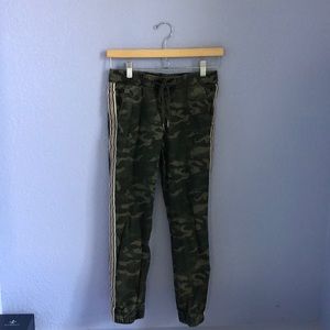 cotton on camo ankle pants/joggers
